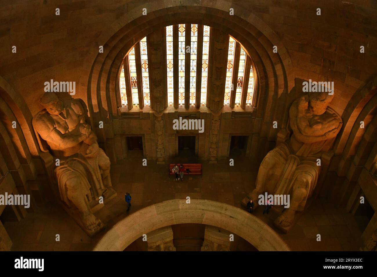 Hall of Fame con statue colossali presso il Monumento alla Battaglia delle Nazioni, Lipsia, Germania Foto Stock