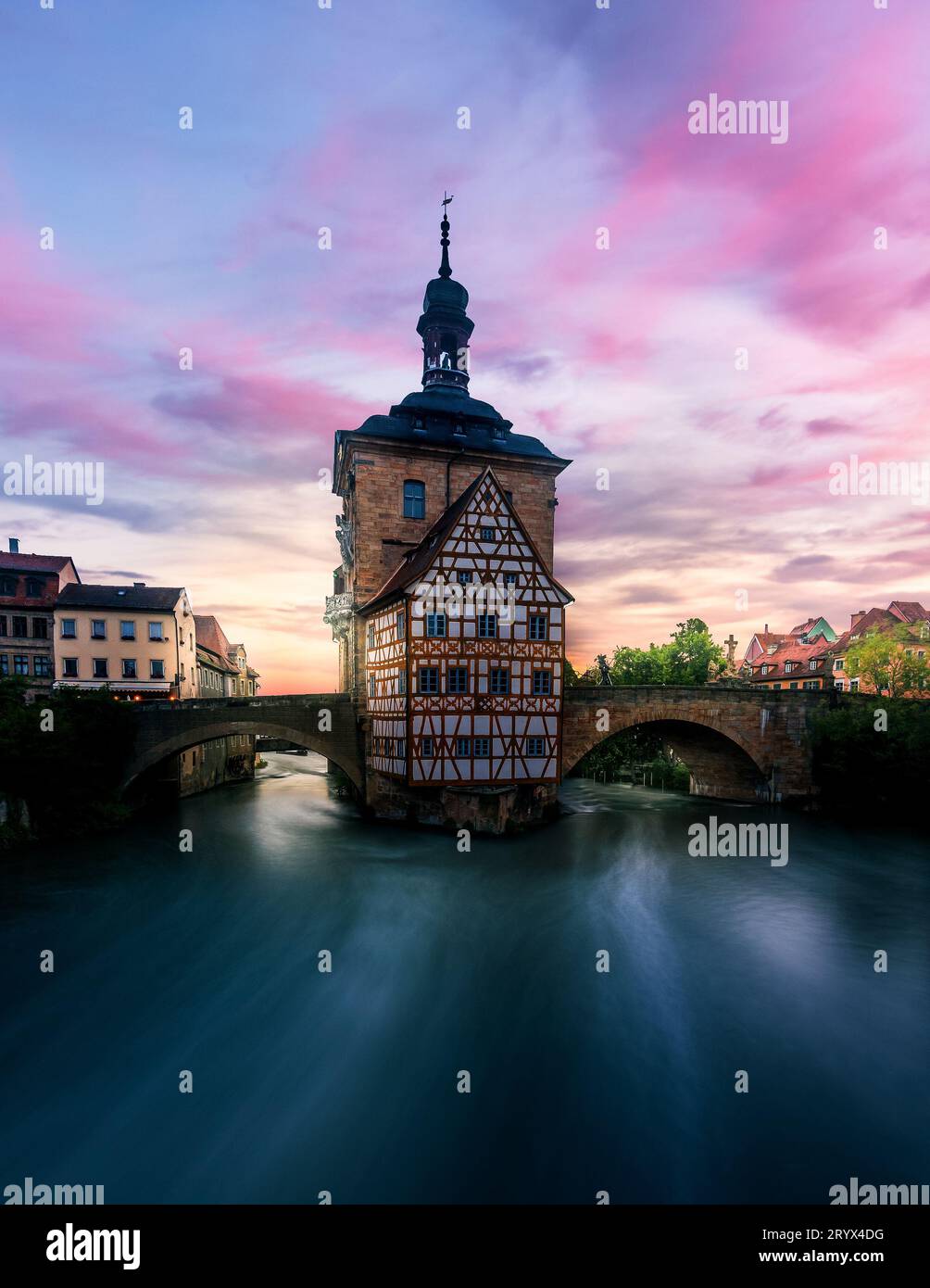 Viaggio nel tempo a Bamberga: Alla scoperta della città vecchia di Fachwerk e della sua famosa BrÃ¼ckenrathaus Foto Stock