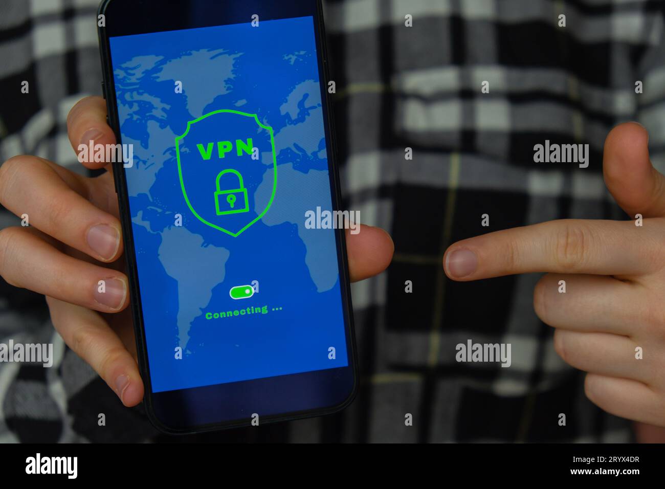 Donna irriconoscibile che possiede la schermata dell'app per telefono cellulare di creazione VPN protocolli Internet per la protezione della rete privata Virtual p Foto Stock