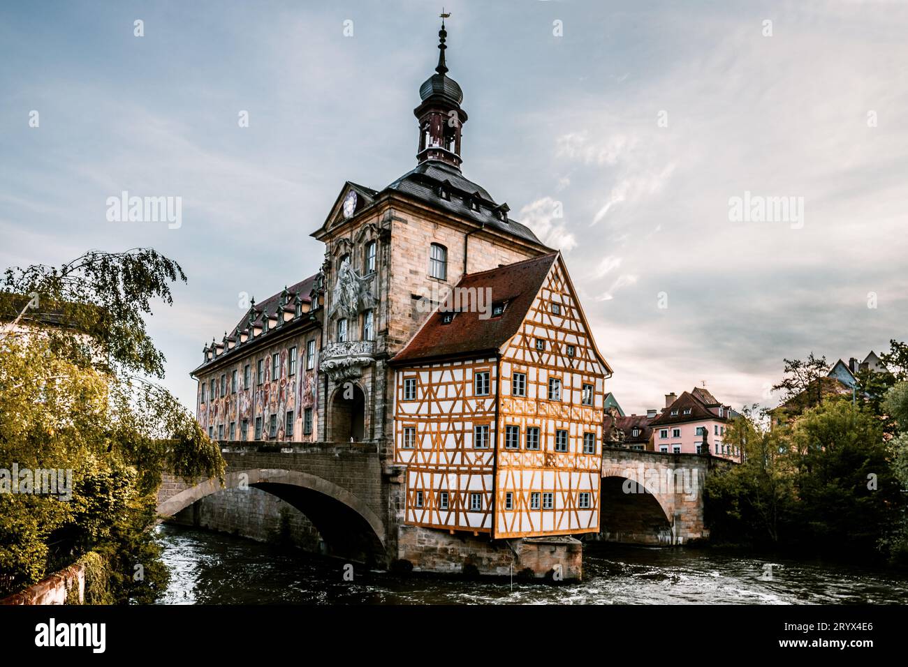 Viaggio nel tempo a Bamberga: Alla scoperta della città vecchia di Fachwerk e della sua famosa BrÃ¼ckenrathaus Foto Stock