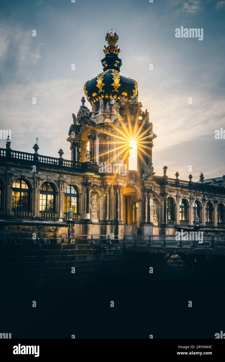 Dipinto del tempo: Tramonto nella storica città vecchia di Dresda Foto Stock
