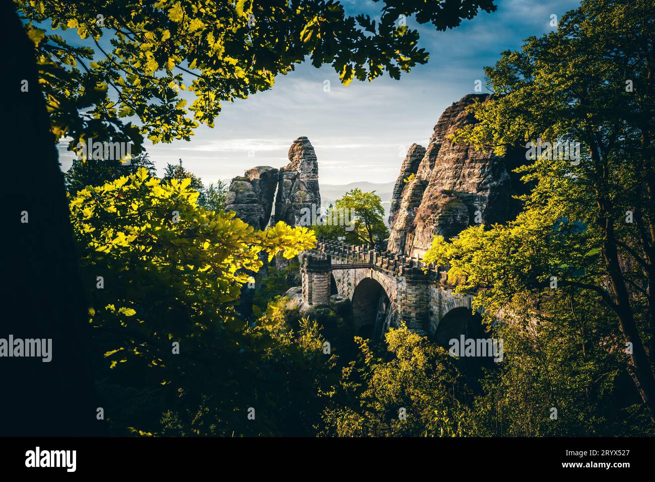 Castello da favola di Lichtenstein: Un maestoso paesaggio nella Foresta Nera Foto Stock