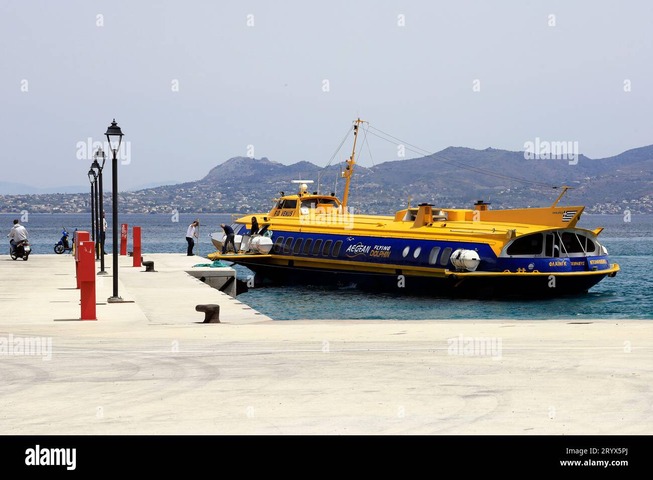 Il traghetto Venere 1 dell'Egeo Flying Dolphin presso il porto di Skala, l'isola di Agistri, vicino ad Atene. Gruppo di isole Saroniche. Preso maggio 2023 Foto Stock