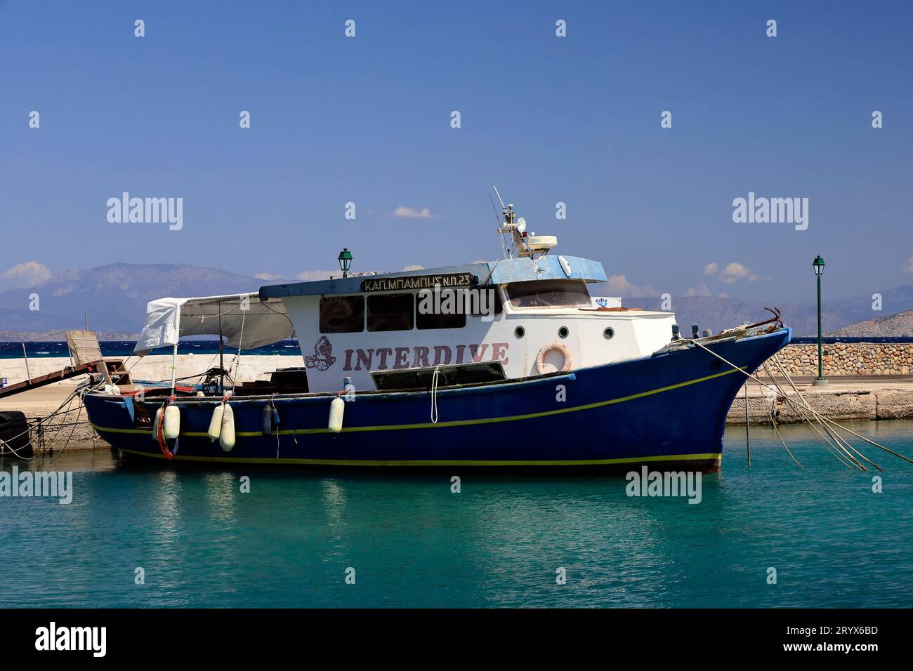 Barca Interdive, porto di Megalochori, isola di Agistri, gruppo di isole Saroniche, Grecia. Presa nel maggio 2023 Foto Stock