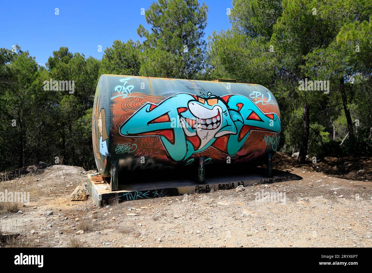 Serbatoio d'acqua con graffiti colorati di squali, isola Agistri, gruppo di isole Saroniche, Grecia. Presa nel maggio 2023 Foto Stock