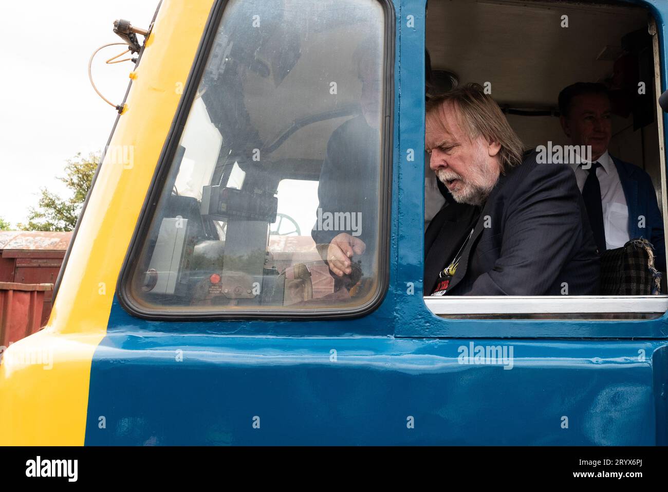 Rick Wakeman guida un treno al Mangapps Railway Museum vicino a Burnham a Crouch, Essex, Regno Unito. Corso di aggiornamento prima di guidare locomotiva diesel classe 31 Foto Stock