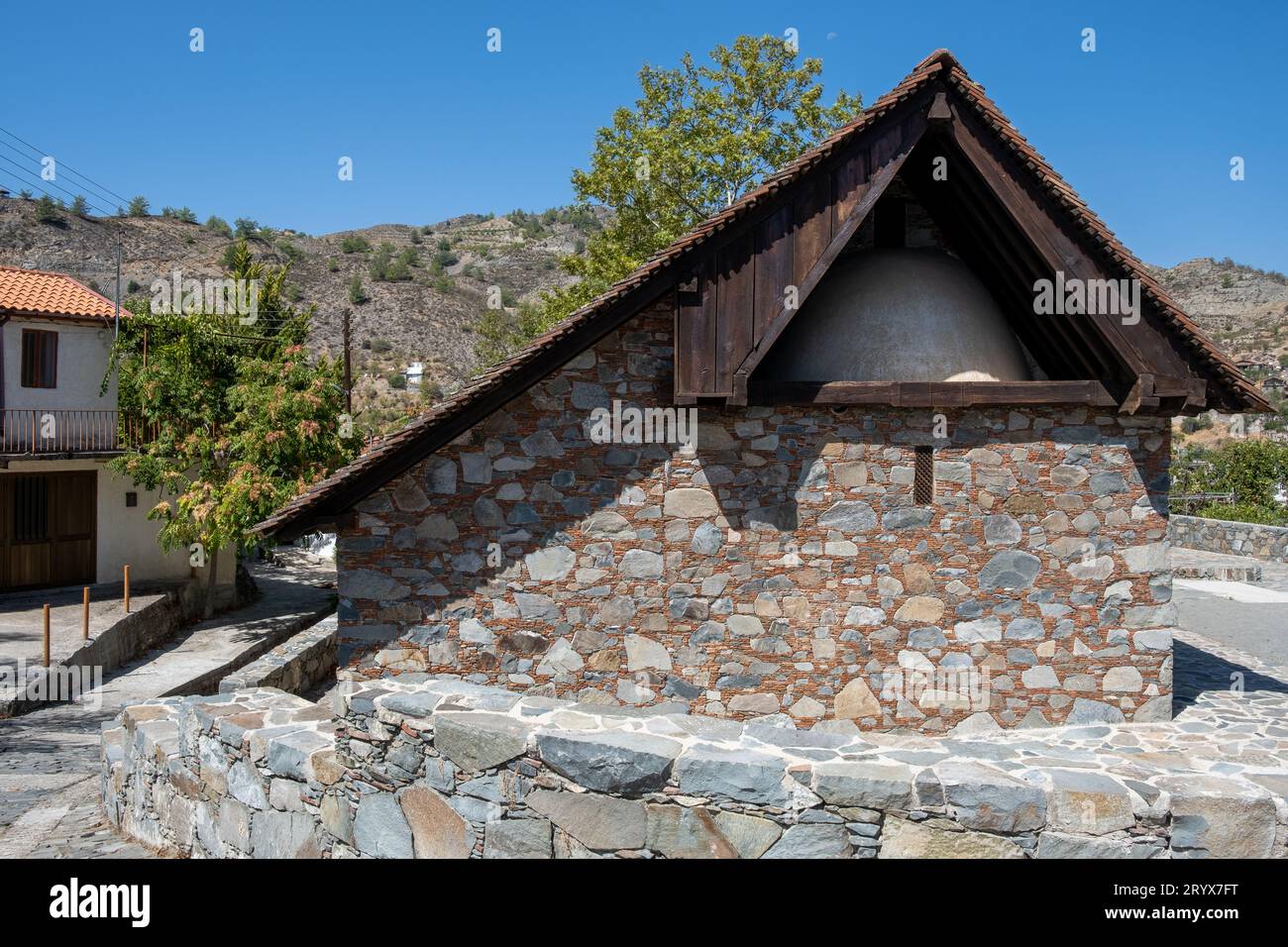 Antica chiesa cristiana in pietra di San Sotiros Palaichori villaggio Cipro Foto Stock