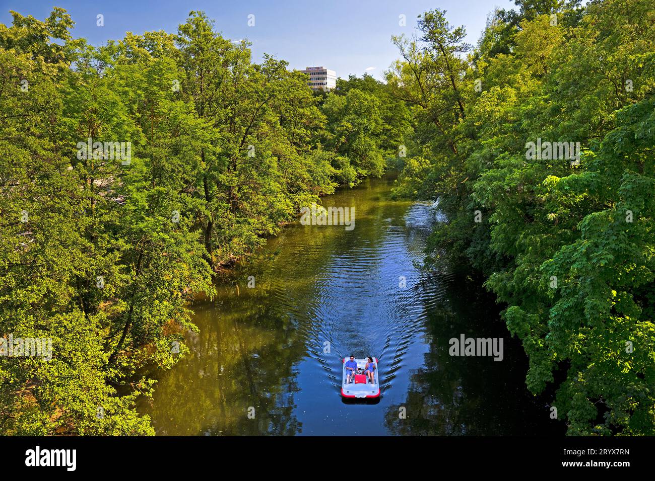 Coppia in pedalò sul fiume Lahn, Marburgo, Assia, Germania, Europa Foto Stock