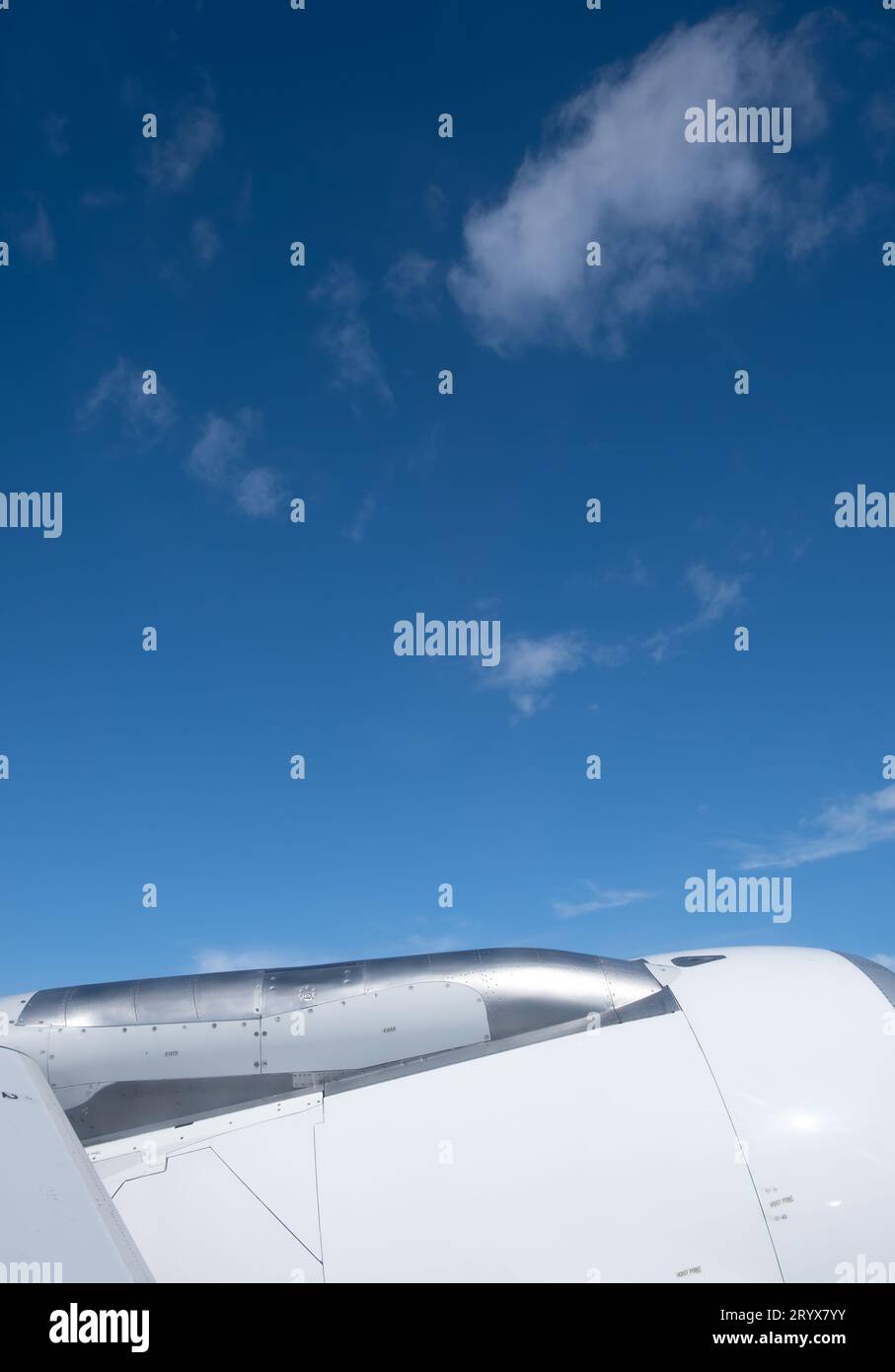 Aereo in volo. Persone che viaggiano. Vista aerea dalla finestra dell'aereo. Cielo blu sopra le nuvole Foto Stock