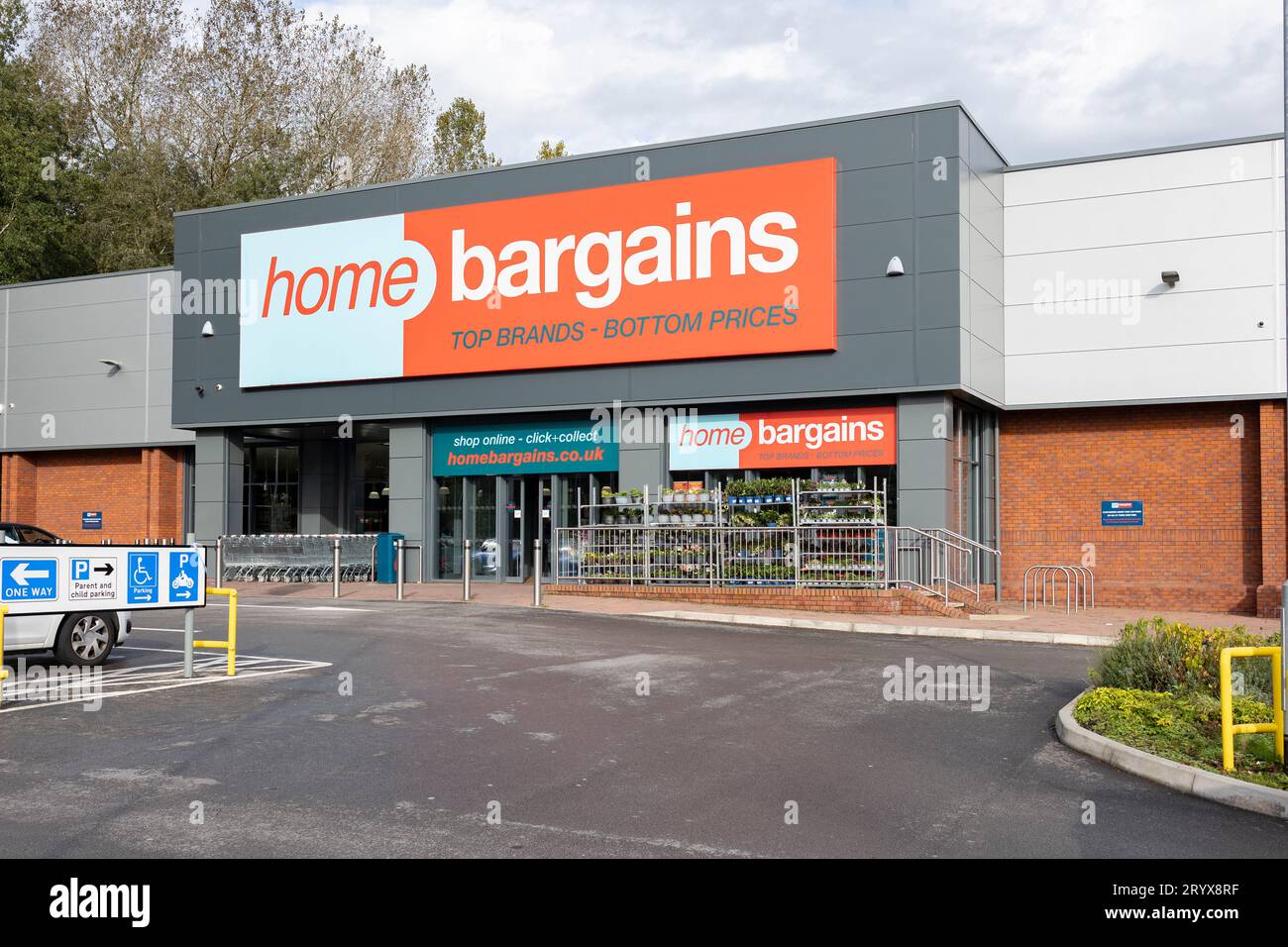 Hanley-Stoke-on-Trent, Staffordshire-Regno Unito October, 02 , 2023 Front of a Home Bargains discount shop Foto Stock