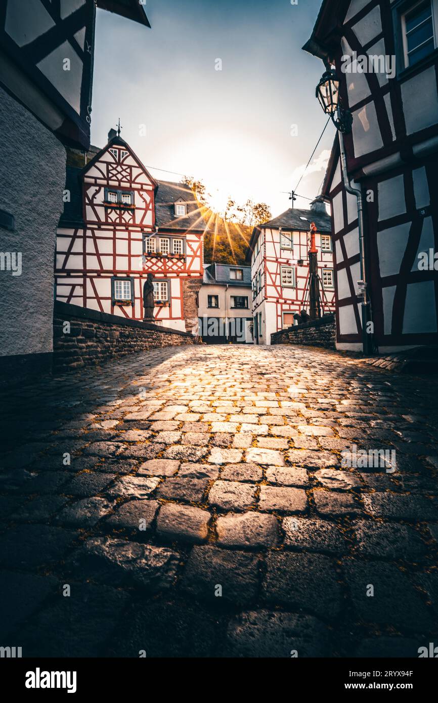 Fascino storico: Case in legno nella città vecchia di Moneal Foto Stock