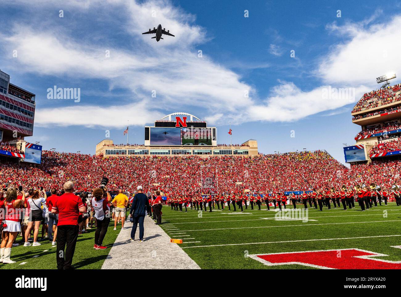 Lincoln, ne. U.S. 30 settembre 2023. Un C-17 Globemaster della United States Air Force della Joint base Elmendorf-Richardson, Alaska vola sul Memorial Stadium in azione durante una partita di football NCAA Division 1 tra i Michigan Wolverines e i Nebraska Cornhuskers al Memorial Stadium di Lincoln, ne.Michigan ha vinto 45-7.partecipazione: 87.134.392.Sellout consecutivo.Michael Spomer/Cal Sport Media/Alamy Live News Foto Stock