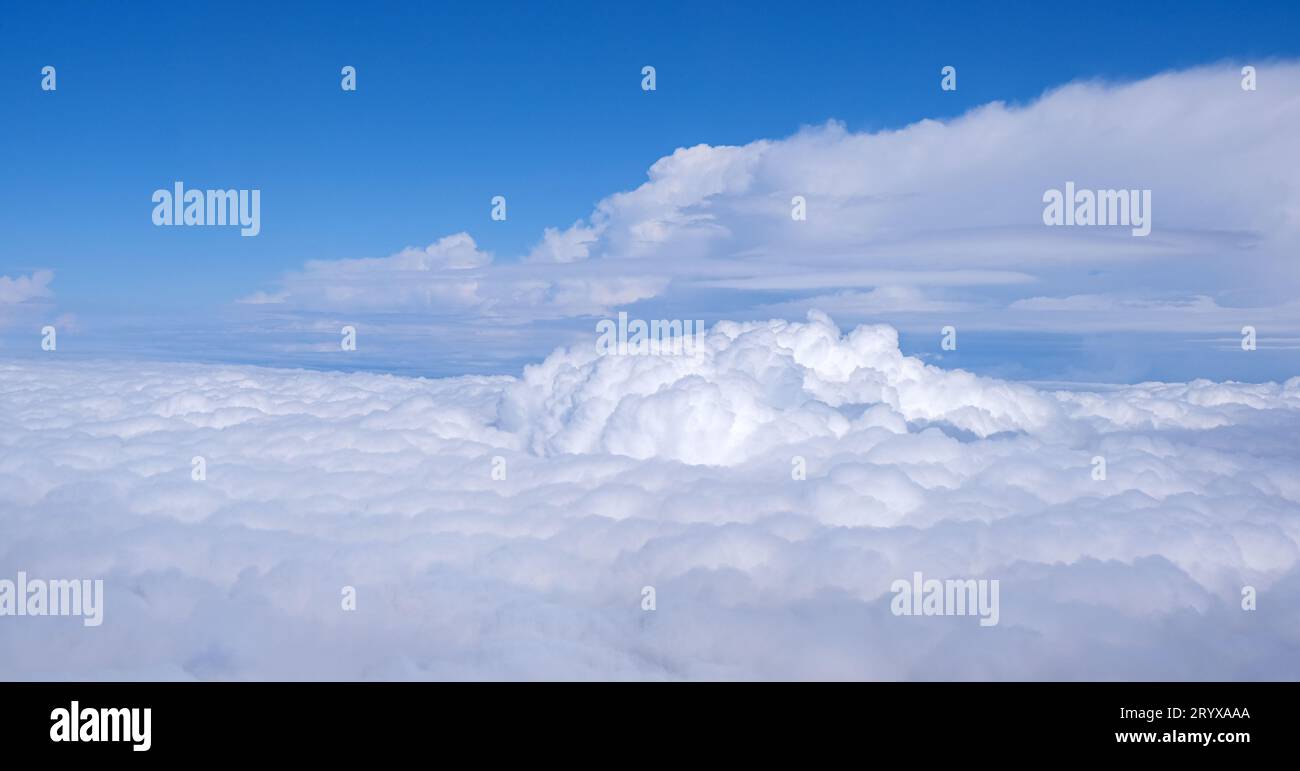 Cloudscape dall'alto. cielo blu nuvole cumulus. terra dall'alto Foto Stock