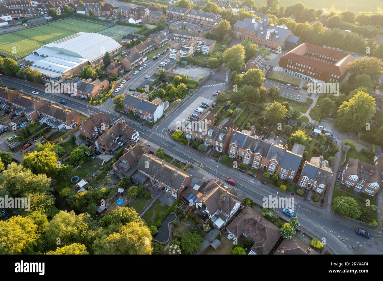 Scenario aereo con droni della città di Canterbury nel Kent, Regno Unito. Vista dall'alto dei villaggi Foto Stock