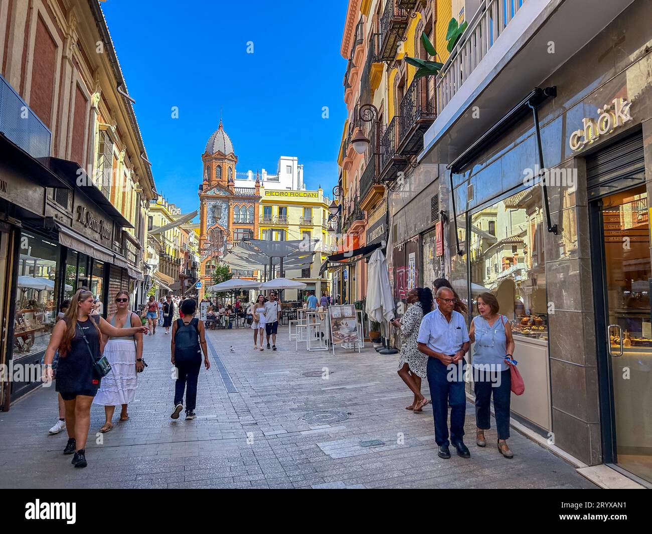 Siviglia, Spagna, la folla che cammina sulla scena di strada, nel centro storico, Foto Stock