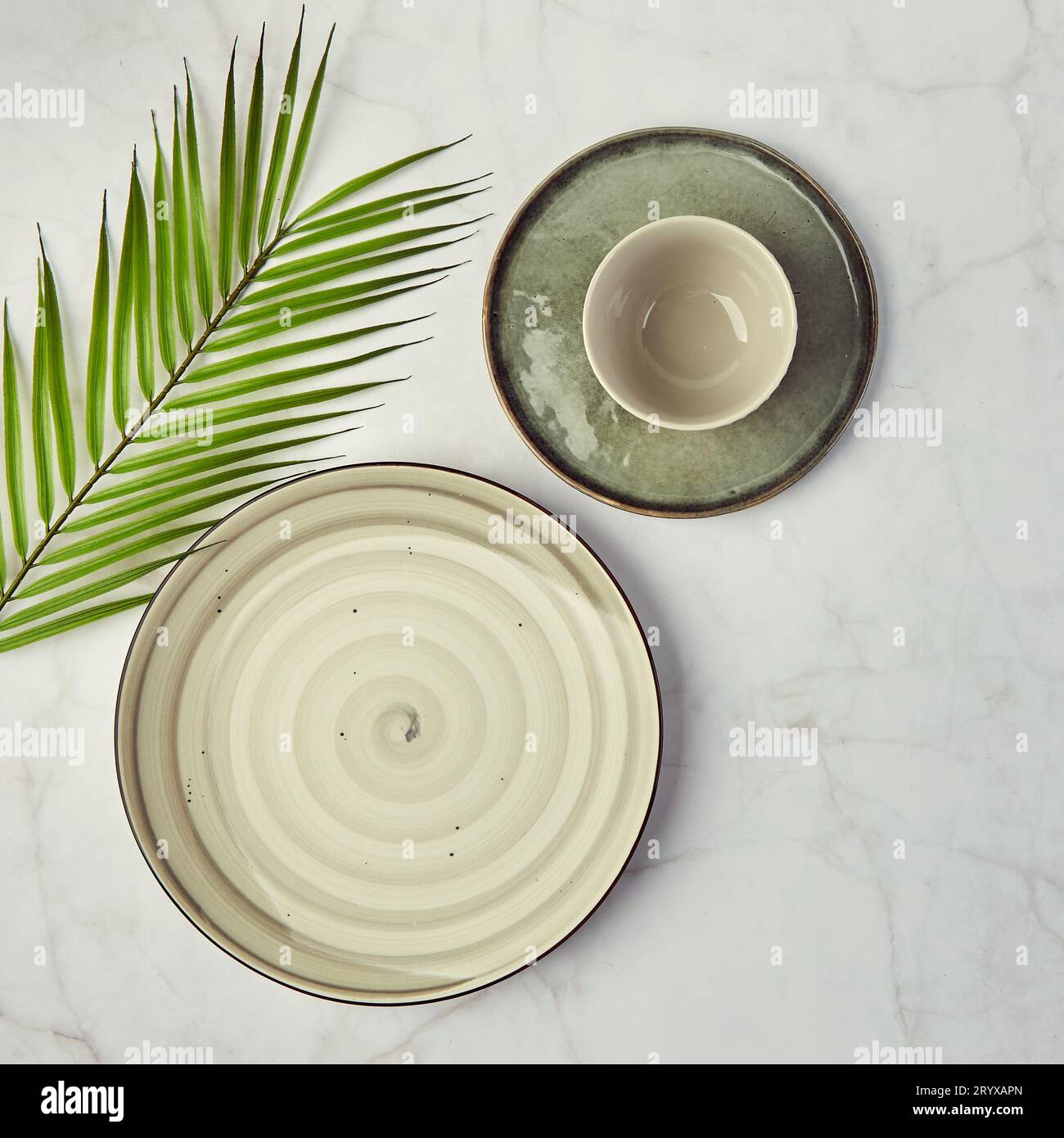 Set di piatti moderni e alla moda su sfondo di marmo. Stoviglie minimalistiche. Foto Stock