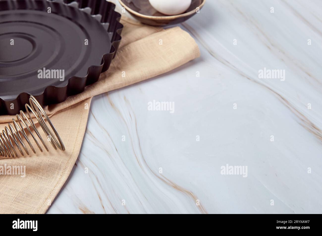 Composizione con utensili da forno e ingredienti da cucina per crostate, biscotti, impasto e pasticceria Foto Stock