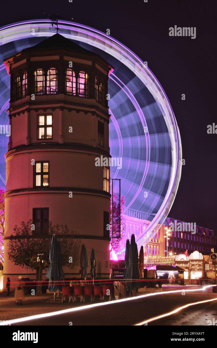 Lunga esposizione con tracce di luce alla torre del castello, Schlossturm, Duesseldorf, Germania Foto Stock