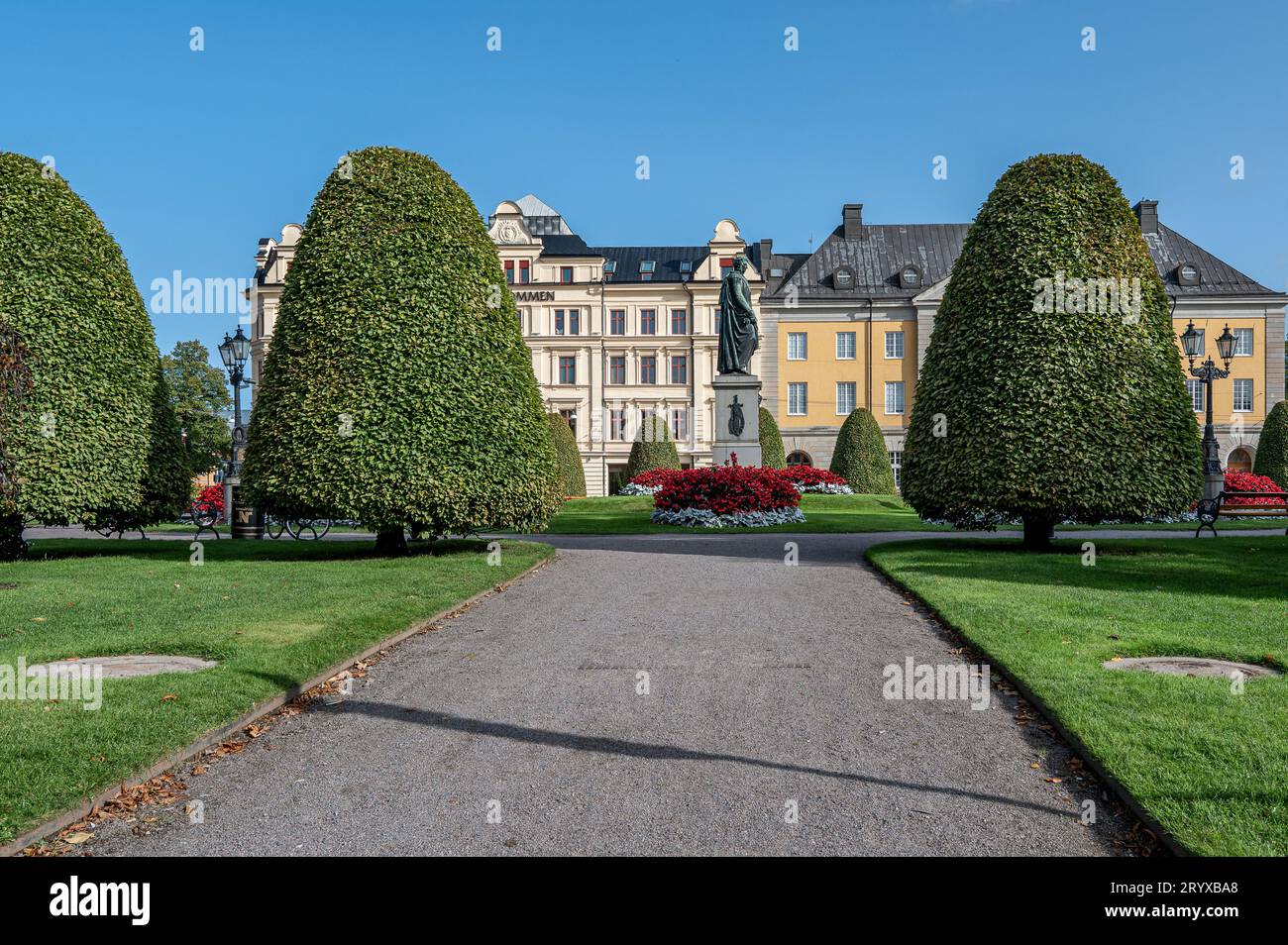 Parco Carl Johans con alberi potati e la statua del re Carlo XIV Johan. Karl Johan fu il primo re svedese della famiglia Bernadotte. Foto Stock