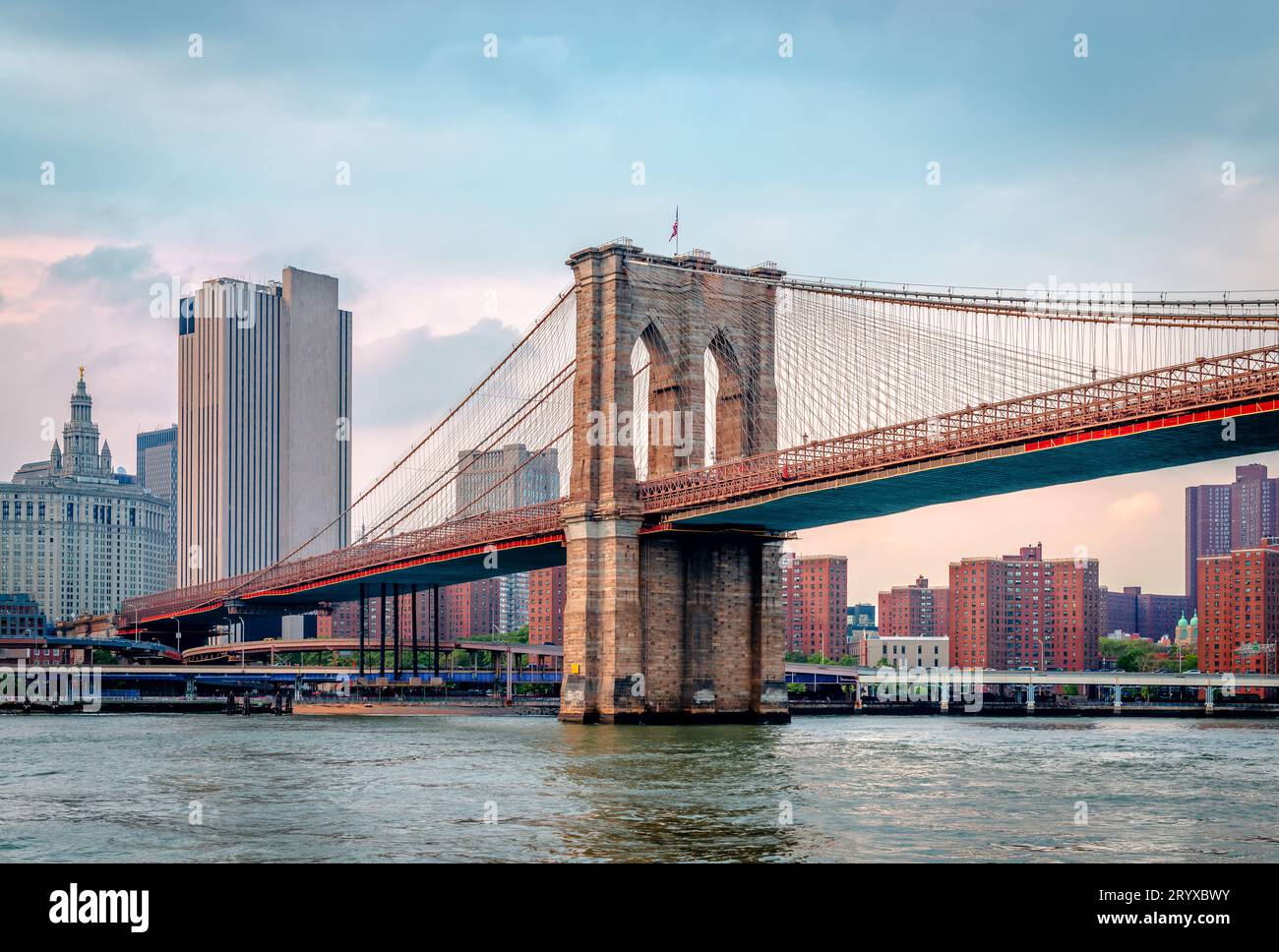 Vista del ponte di Brooklyn e dello skyline di Manhattan, a New York. Foto scattata dal traghetto, mentre navighi lungo il fiume est. Foto Stock