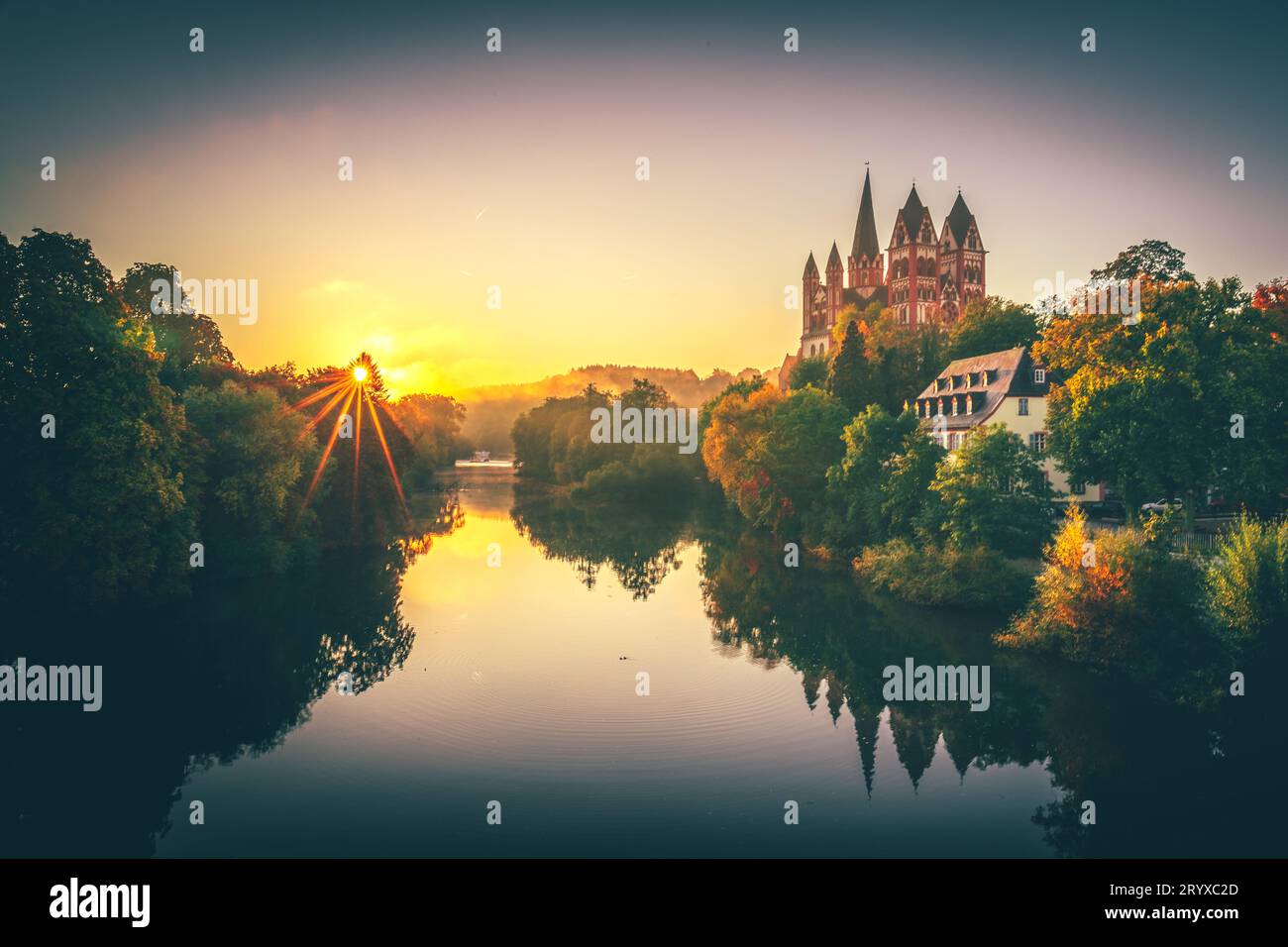 Idilliaca città vecchia di Limburgo: Affascinata dalla luce del sole del mattino Foto Stock