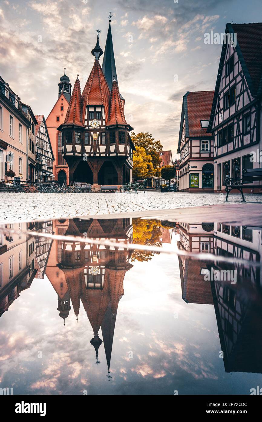 Viaggi nel tempo a Michelstadt: L'incantevole municipio in legno e mezzo nel centro storico Foto Stock
