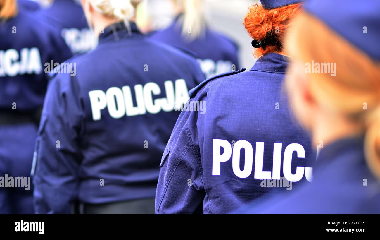 Cartello della polizia - logo sul retro dell'uniforme della polizia. Policja. Foto Stock