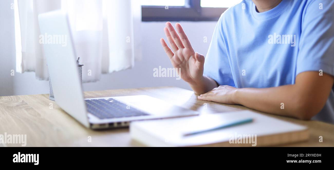 Videochiama persone che si incontrano con un gruppo di partner aziendali che inizia una nuova teleconferenza di stile di vita normale. Donna felice che usa il laptop per videochiamate e online Foto Stock