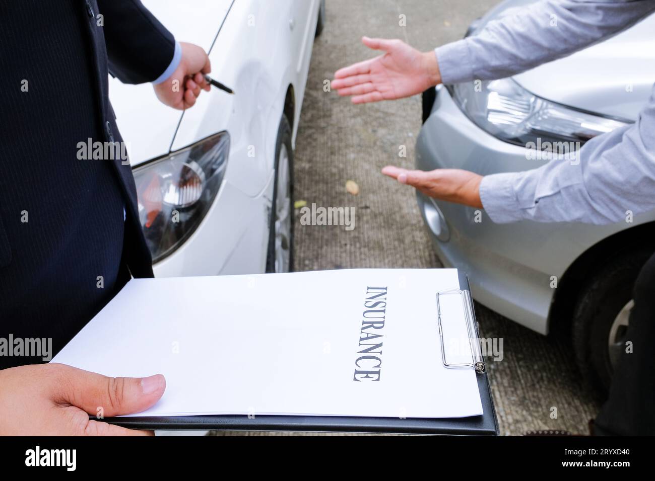 Agente assicurativo del registro delle perdite che ispeziona la vettura danneggiata. Il responsabile delle vendite fornisce un documento del modulo di richiesta di consulenza che prende in considerazione il morgag Foto Stock