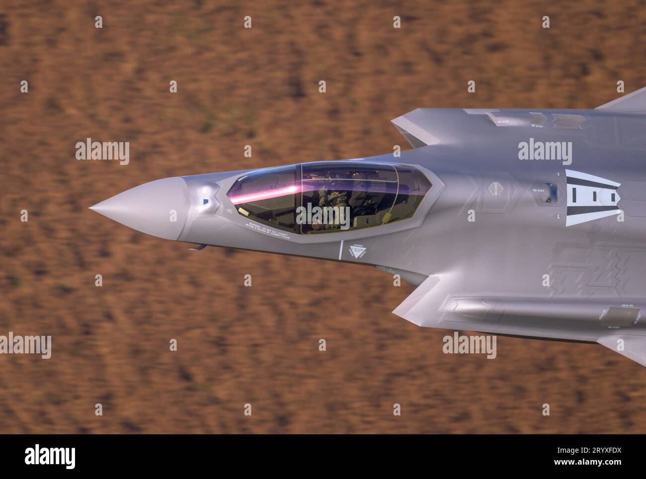 USAF F-35A Lightning II della RAF Lakenheath 48th Fighter Wing presso RAF Lakenheath volando a basso livello in Galles, LFA7, ' Mach Loop' Foto Stock