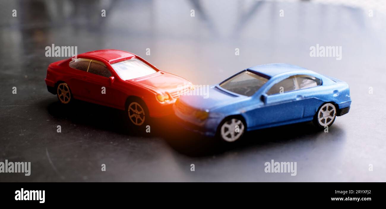 Incidente d'incidente con auto giocattolo. Simulazione di auto rossa e blu Foto Stock