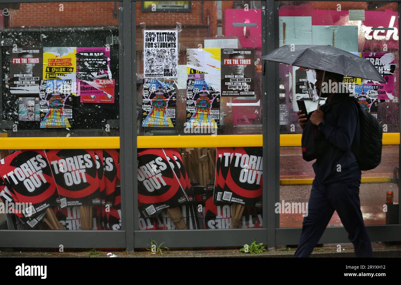 Manchester, Regno Unito. 1 ottobre 2023. Cartelli "Tories Out" visti sotto copertura per proteggerli dalla pioggia. I manifestanti chiedono una salute decente, case, posti di lavoro e istruzione. Il raduno organizzato dall'Assemblea Popolare si tenne per protestare contro le politiche del governo mentre la Conferenza del Partito Conservatore era ospitata nel centro di Manchester. Credito: SOPA Images Limited/Alamy Live News Foto Stock