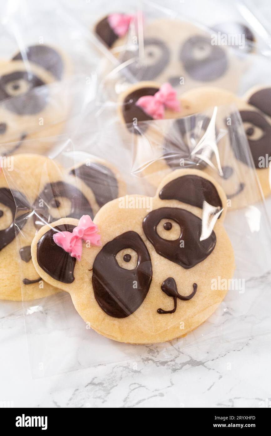 Biscotti frollini a forma di panda con glassa al cioccolato Foto Stock