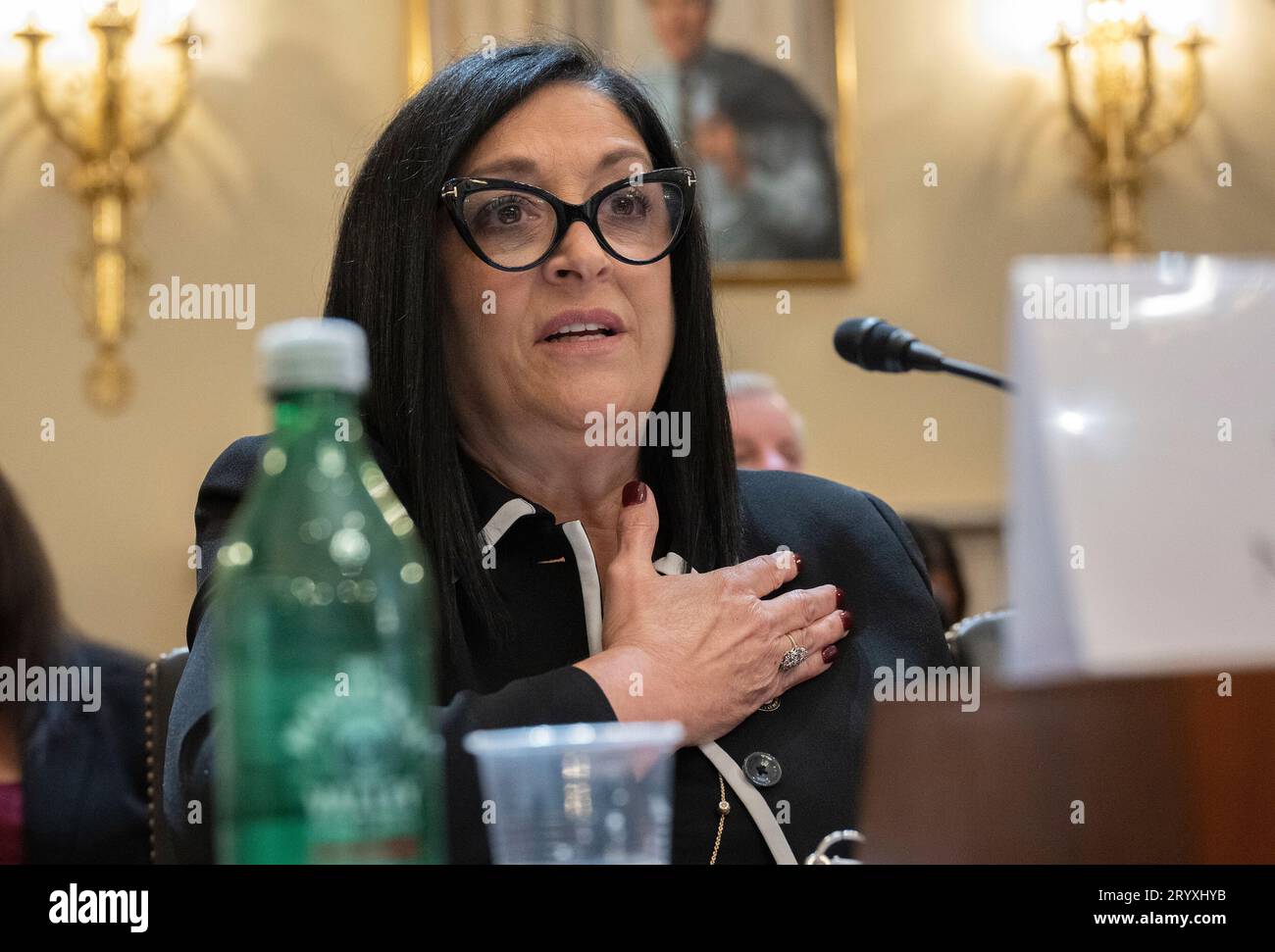 Joann Ariola, membro del Consiglio comunale di New York (R-District 32), Ozone Park, New York, fa osservazioni conclusive mentre conclude la sua testimonianza davanti alla United States House Committee on Natural Resources ascoltando “Destroying Americas Best idea: esaminando l'uso di Biden Administrations National Park Service Lands for Migrant Camps nel Longworth House Office Building a Capitol Hill a Washington, DC mercoledì 27 settembre 2023. In discussione è la proposta di rifugio per migranti a Floyd Bennett Field, un campo di aviazione nel quartiere di Marine Park a sud-est di Brooklyn a New York, New York. Credito: RO Foto Stock