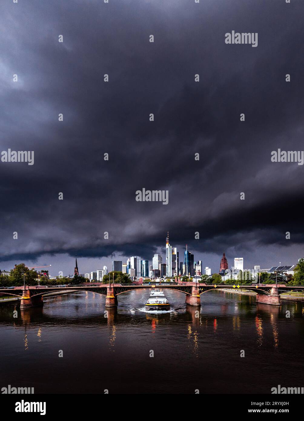 Affascinante skyline di Francoforte: Nuvole tempestose e vista maestosa sul fiume Foto Stock