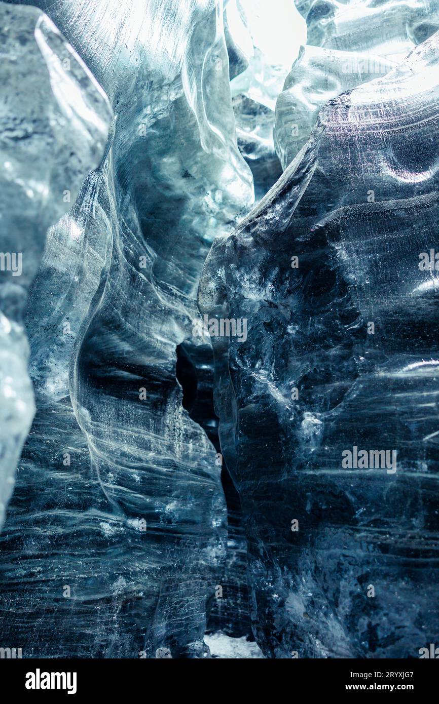 All'interno del crepaccio di vatnajokull, con blocchi di ghiaccio incrinati struttura trasparente, scenario coperto di ghiaccio. Massicci iceberg artici che formano la cima del ghiacciaio nel paesaggio islandese. Foto Stock