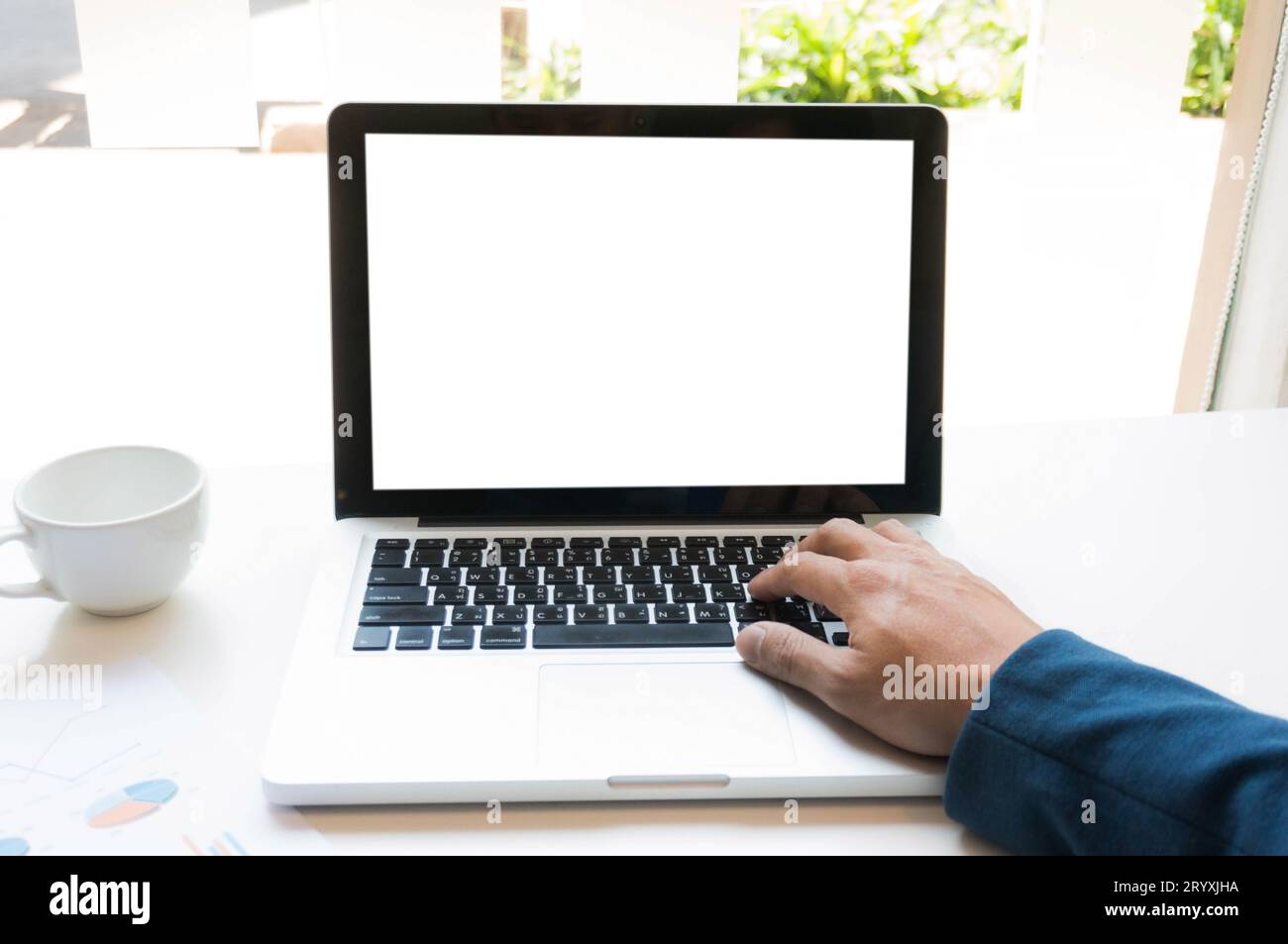 Uomo che usa, lavora su un computer portatile con schermo vuoto nella sala riunioni. Foto Stock