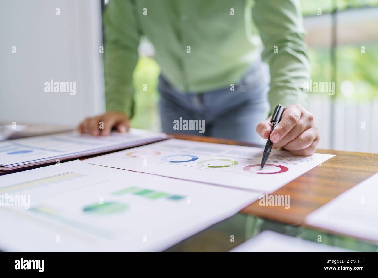 Donna d'affari che lavora in uno spazio di lavoro moderno e rispettoso dell'ambiente idee creative per investitori professionali ecocompatibili Foto Stock