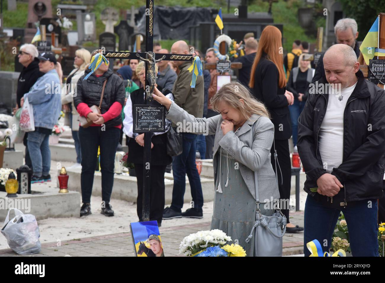 Leopoli, Ucraina. 1 ottobre 2023. Una donna piange vicino alla tomba di un soldato ucraino ucciso durante la guerra russo-Ucraina al cimitero di Lychakiv a Leopoli nel giorno del difensore dell'Ucraina (foto di Pavlo Palamarchuk/SOPA Images/Sipa USA) credito: SIPA USA/Alamy Live News Foto Stock