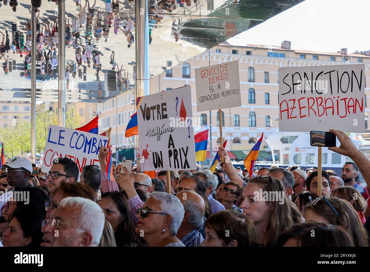Marsiglia, Francia. 1 ottobre 2023. I manifestanti detengono cartelli che esprimono le loro opinioni durante la manifestazione per denunciare l'operazione militare dell'Azerbaigian contro gli armeni nel Nagorno-Karabakh. Un migliaio di persone si sono riunite nel porto vecchio di Marsiglia per protestare contro l'esodo degli armeni dal Nagorno-Karabakh da parte dell'esercito azero. I manifestanti denunciano la “pulizia etnica” e il silenzio degli stati europei. Credito: SOPA Images Limited/Alamy Live News Foto Stock
