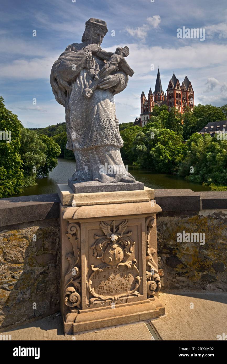 Statua del Nepomuk sul Ponte Vecchio di Lahn con la Cattedrale di Limburgo, Limburg an der Lahn, Germania Foto Stock