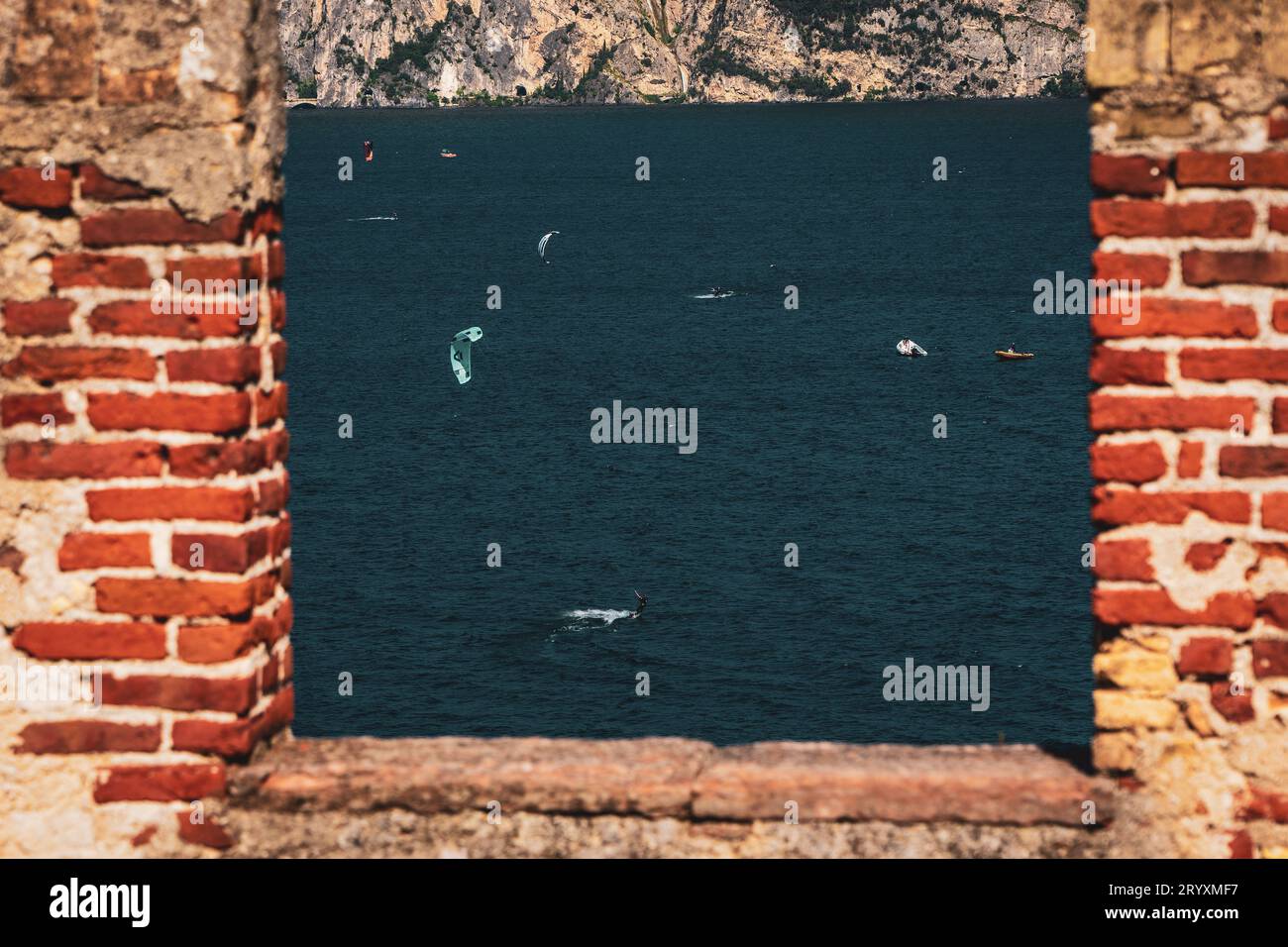 Vista dalla finestra dei surfisti sul Lago di Garda, vicino a Malcesine, in Italia. Foto Stock