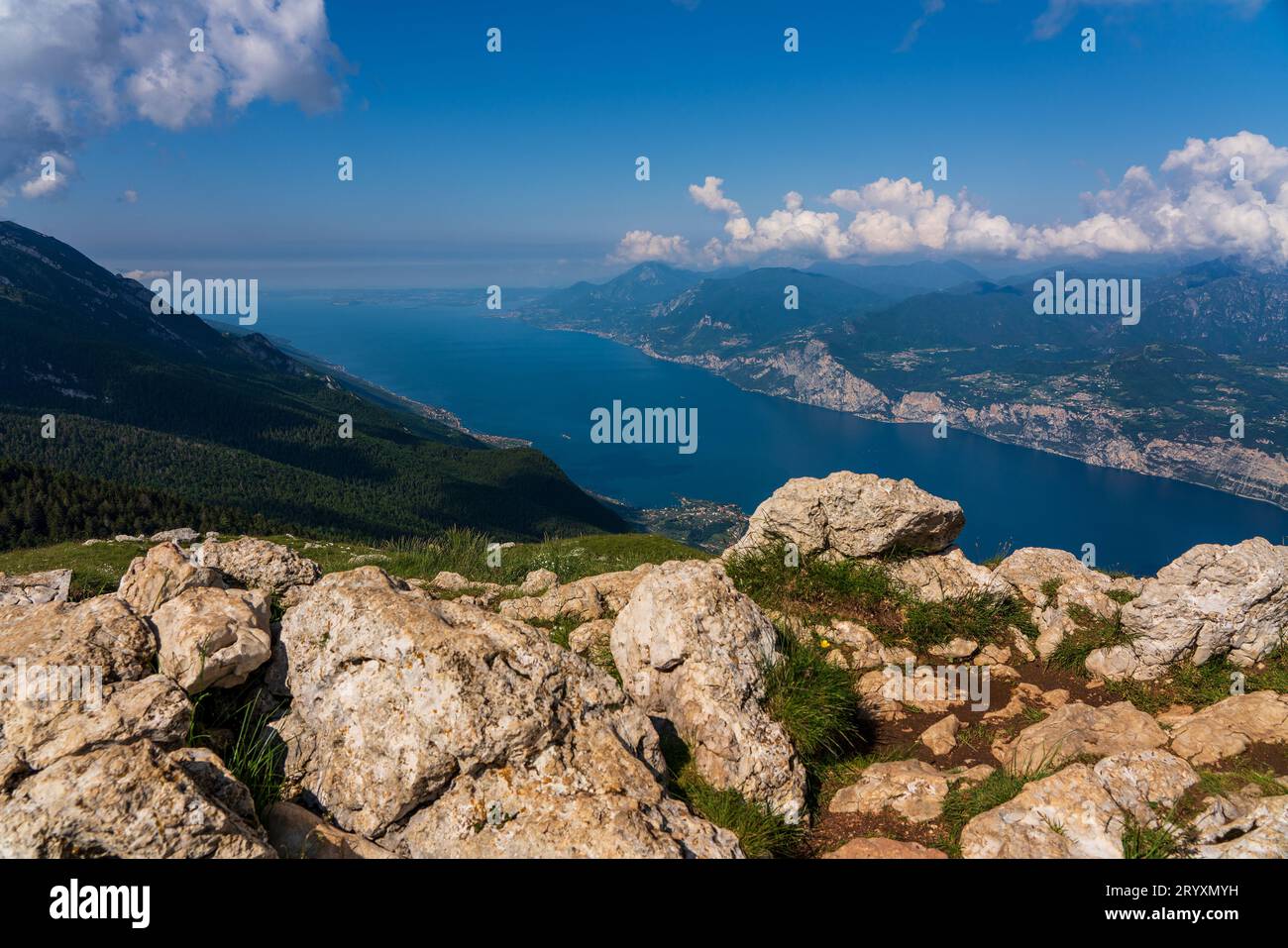Vista panoramica dal Monte Baldo sul Lago di Garda in Italia. Foto Stock