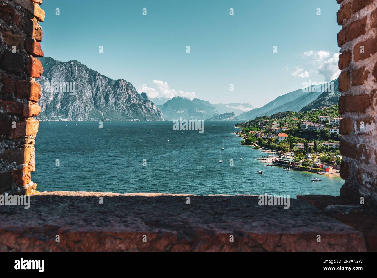 Vista panoramica del Lago di Garda dal centro storico di Malcesine in Italia. Foto Stock