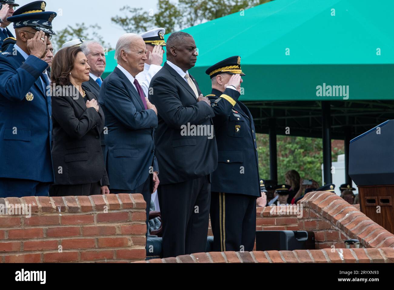 Arlington, Stati Uniti d'America. 29 settembre 2023. Da sinistra a destra: Presidente entrante della Joint Chiefs Air Force generale Charles Q. Brown Jr., Vice Presidente Kamala Harris, Presidente Joe Biden, il segretario alla difesa Lloyd Austin e il presidente uscente del Joint Chiefs Gen. Mark Milley rendono onore durante un tributo di addio in onore di Milley alla base Myer-Henderson Hall, il 29 settembre 2023 ad Arlington, Virginia. Credito: TSgt. Jack Sanders/DOD Photo/Alamy Live News Foto Stock