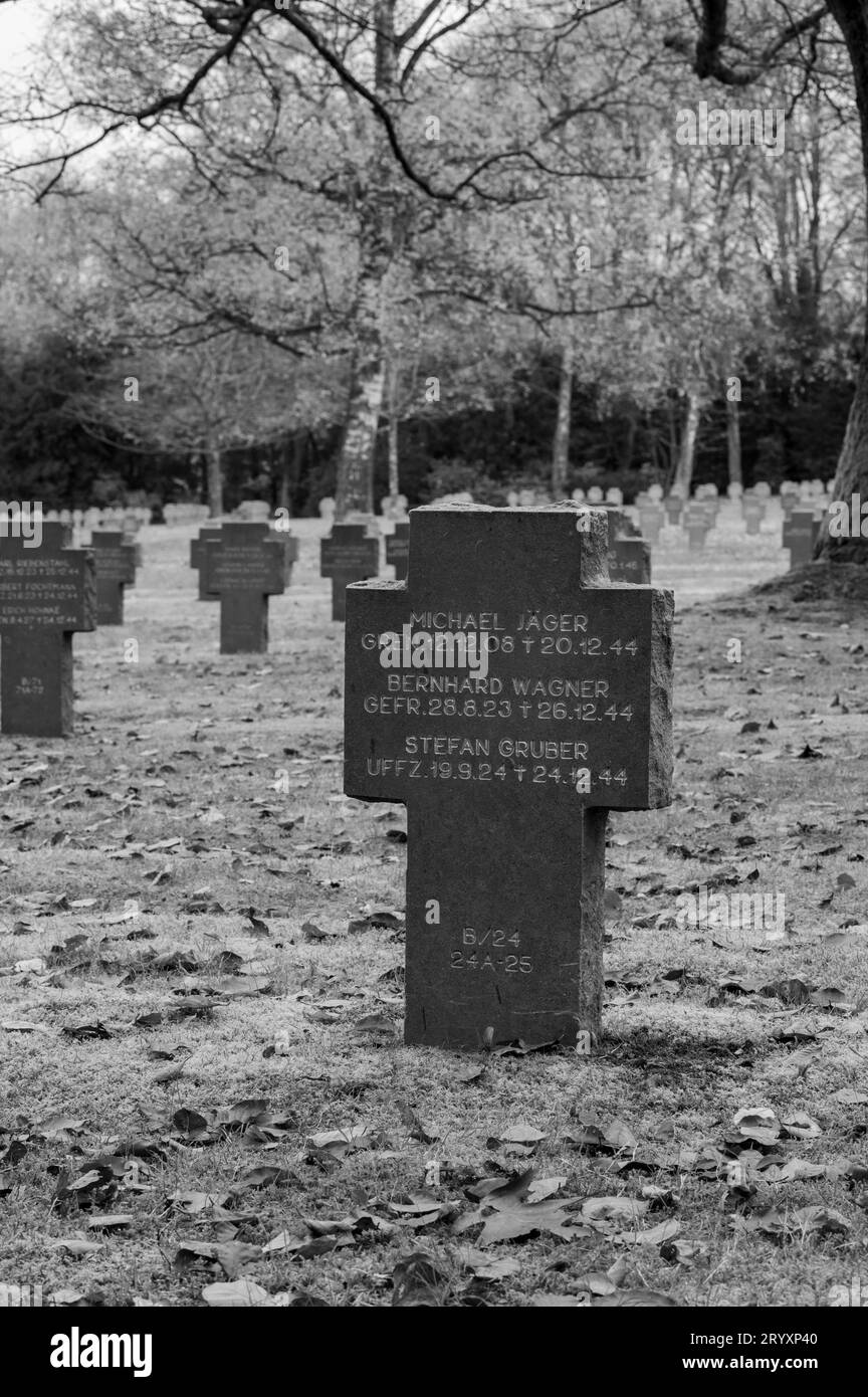 Il cimitero di guerra tedesco Sandweiler in Lussemburgo. Contiene le tombe di 10.913 militari tedeschi caduti nella battaglia delle Ardenne nel 1944-1945. Foto Stock