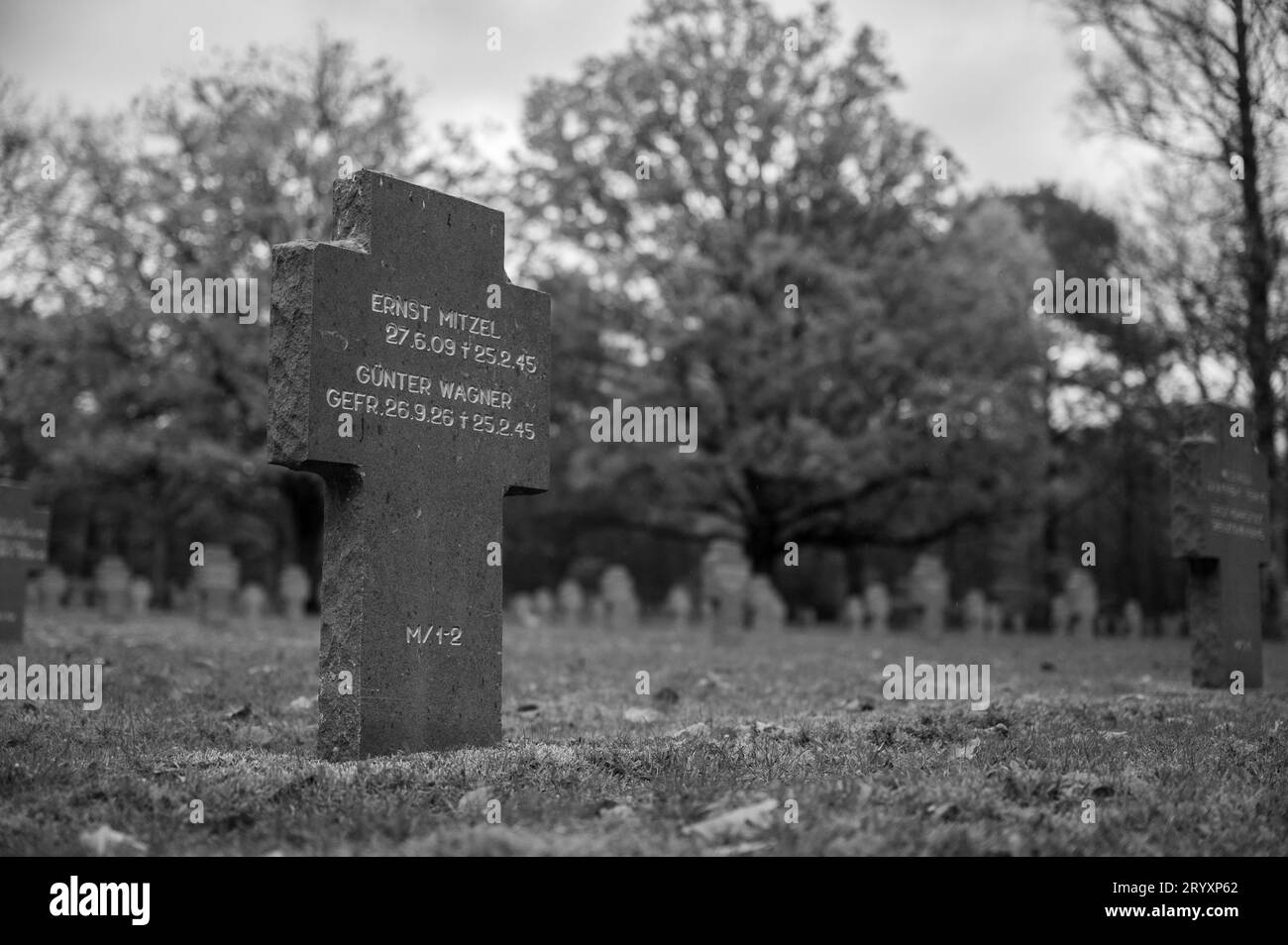 Il cimitero di guerra tedesco Sandweiler in Lussemburgo. Contiene le tombe di 10.913 militari tedeschi caduti nella battaglia delle Ardenne nel 1944-1945. Foto Stock