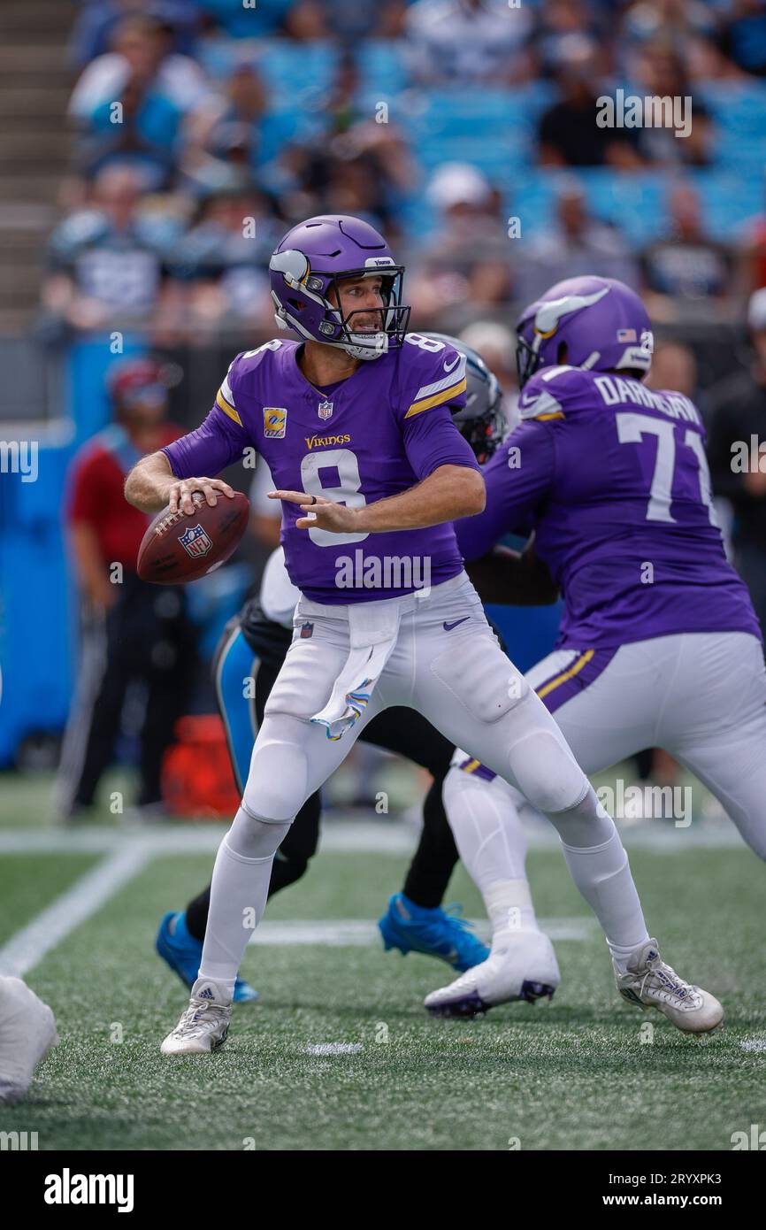 Charlotte, NC USA: Il quarterback dei Minnesota Vikings Kirk Cousins (8) torna a passare durante una partita della NFL contro i Carolina Panthers alla Bank of Ameri Foto Stock