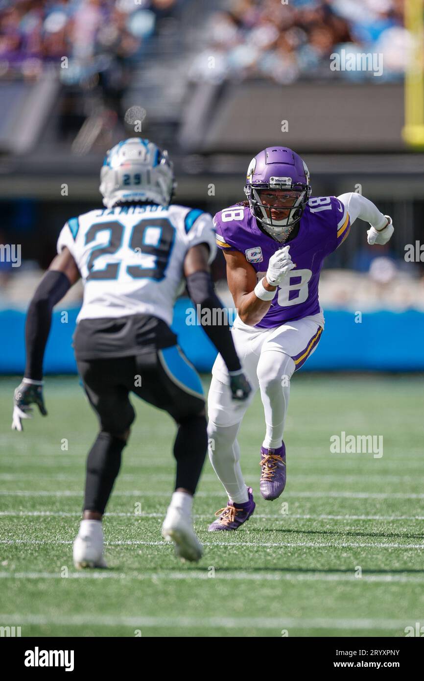 Charlotte, NC USA: Il wide receiver dei Minnesota Vikings Justin Jefferson (18) corre lungo il campo mentre è coperto dal cornerback dei Carolina Panthers D'Shawn Jam Foto Stock Charlotte, NC USA: Il wide receiver dei Minnesota Vikings Justin Jefferson (18) corre lungo il campo mentre è coperto dal cornerback dei Carolina Panthers D'Shawn Jam Foto Stock