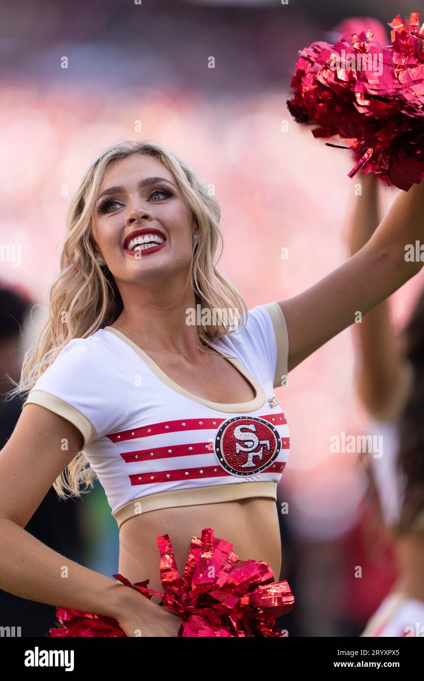 1 ottobre 2023; Santa Clara, CA, Stati Uniti; la cheerleader dei San Francisco 49ers sorride durante il terzo quarto contro gli Arizona Cardinals al Levi's Stadium. (Stan Szeto/immagine dello sport) Foto Stock